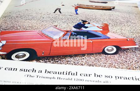 Viersen, Deutschland - 9. Mai. 2024: Das alte amerikanische Retro-Magazin Triumph Herald 1200 rotes Cabriolet auf Strandwerbung von 1965 Stockfoto