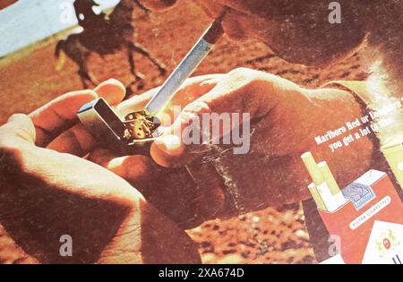 Viersen, Deutschland - 9. Mai. 2024: Altes Retro-Magazin Marlboro, das 1967 mit Cowboy-Mann eine Zigarette in wilder westlicher Landschaft anzündet Stockfoto