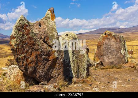 Blick auf die Carahunge, prähistorische archäologische Stätte in der Nähe der Stadt Sisian, Armenien. Armenischer Stonehenge. Stockfoto