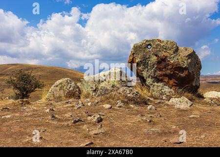 Blick auf die Carahunge, prähistorische archäologische Stätte in der Nähe der Stadt Sisian, Armenien. Armenischer Stonehenge. Stockfoto