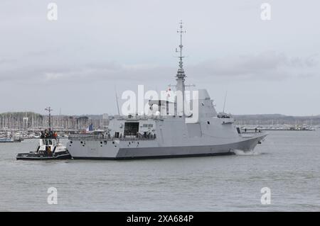 Ein Schlepper unterstützt den Zerstörer FS NORMANDIE (D651) der französischen Marine bei seiner Ankunft auf der Marinebasis Stockfoto