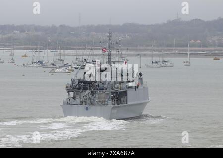 Der Minehunter der ukrainischen Marine UKS TSCHERNIHIV (M310), der auf einen Liegeplatz in der Marinestützung zusteuert Stockfoto