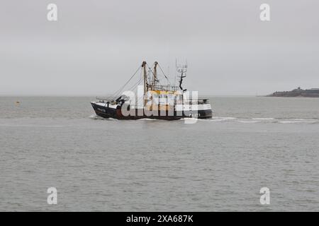 Das Jakobsmuschelbagger-Fischerboot FV WHITE ROSE (PH279) fährt vom Hafen ab und fährt in den Solent Stockfoto