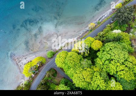Kurvige Straße verläuft am Ufer des Wassers in der Nähe eines Strandes und Ufers Stockfoto