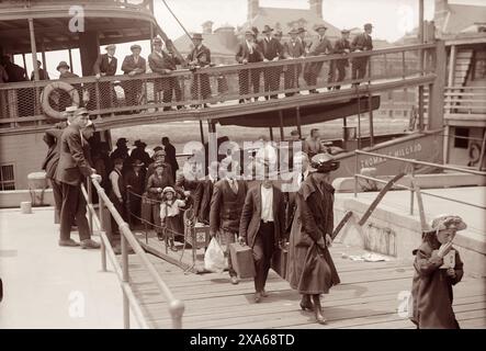 Einwanderer kamen am 1. Januar 1920 auf Ellis Island in der Upper New York Bay an. (USA) Stockfoto