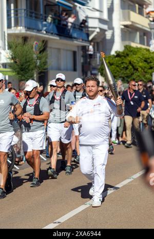 LES SABLES D’OLONNE, FRANKREICH - 4. JUNI 2024: Radiomoderator und Humorist Clément Lanoue, olympischer Fackelträger bei Les Sables d’Olonne für die Paris 2024 Stockfoto