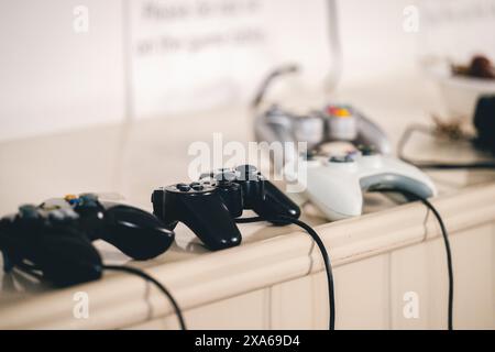 Vier Gaming-Controller befinden sich in einem Regal Stockfoto