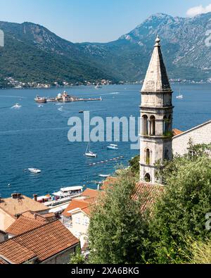 Blick auf die bezaubernde Stadt Perast, umgeben von majestätischen Bergen in Kotor Bay, Montenegro Stockfoto