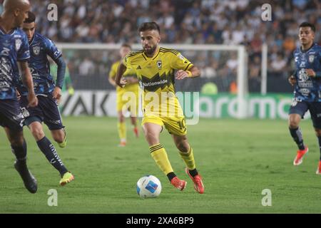 Pachuca De Soto, Mexiko. Juni 2024. Diego Rossi #10 von Columbus Crew bringt den Ball im Finale des CONCACAF Champions Cup 2024 zwischen Columbus Crew und Tuzos de Pachuca im Estadio Hidalgo nach vorne. Pachuca schlägt Columbus Crew mit 3:0. Am 1. Juni 2024 in Pachuca, Mexiko. (Foto: Ismael Rosas/Eyepix Group/SIPA USA) Credit: SIPA USA/Alamy Live News Stockfoto