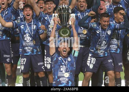 Pachuca De Soto, Mexiko. Juni 2024. Gustavo Cabral #22 von Pachuca hebt die Trophäe ab, nachdem er 2024 das Finale des CONCACAF Champions Cup zwischen Columbus Crew und Tuzos de Pachuca im Estadio Hidalgo gewonnen hatte. Pachuca schlägt Columbus Crew mit 3:0. Am 1. Juni 2024 in Pachuca, Mexiko. (Foto: Ismael Rosas/Eyepix Group/SIPA USA) Credit: SIPA USA/Alamy Live News Stockfoto