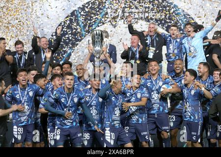 Pachuca De Soto, Mexiko. Juni 2024. Gustavo Cabral #22 von Pachuca feierte mit seinen Teamkollegen, nachdem er 2024 das Finalspiel des CONCACAF Champions Cup zwischen Columbus Crew und Tuzos de Pachuca im Estadio Hidalgo gewonnen hatte. Pachuca schlägt Columbus Crew mit 3:0. Am 1. Juni 2024 in Pachuca, Mexiko. (Foto: Ismael Rosas/Eyepix Group/SIPA USA) Credit: SIPA USA/Alamy Live News Stockfoto