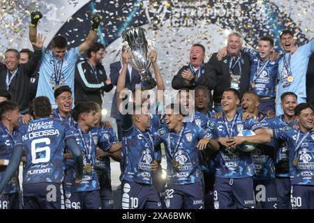 Pachuca De Soto, Mexiko. Juni 2024. Gustavo Cabral #22 von Pachuca feierte mit seinen Teamkollegen, nachdem er 2024 das Finalspiel des CONCACAF Champions Cup zwischen Columbus Crew und Tuzos de Pachuca im Estadio Hidalgo gewonnen hatte. Pachuca schlägt Columbus Crew mit 3:0. Am 1. Juni 2024 in Pachuca, Mexiko. (Foto: Ismael Rosas/Eyepix Group/SIPA USA) Credit: SIPA USA/Alamy Live News Stockfoto