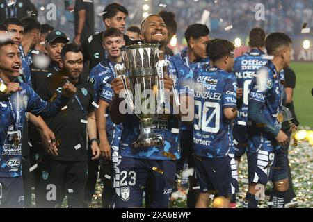 Pachuca De Soto, Mexiko. Juni 2024. Salomon Rodon #23 von Pachuca hebt die Trophäe ab, nachdem er 2024 das Finalspiel des CONCACAF Champions Cup zwischen Columbus Crew und Tuzos de Pachuca im Estadio Hidalgo gewonnen hatte. Pachuca schlägt Columbus Crew mit 3:0. Am 1. Juni 2024 in Pachuca, Mexiko. (Foto: Ismael Rosas/Eyepix Group/SIPA USA) Credit: SIPA USA/Alamy Live News Stockfoto