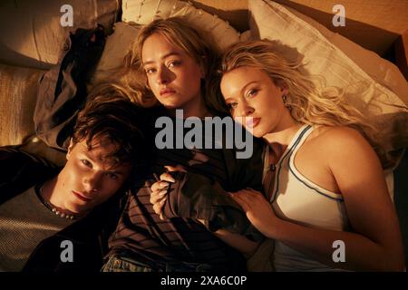 ERSCHEINUNGSDATUM: 31. Mai 2024. TITEL: Ein Teil von dir. STUDIO: Netflix. REGIE: Sigge Eklund. Agnes, eine Teenagerin, die neidisch auf ihre beliebte ältere Schwester Julia ist, steht vor einem Umbruch, wenn die Tragödie zuschlägt. Gezwungen, sich neu zu erfinden, ist sie kurz davor, ihre Träume zu verwirklichen, muss aber die Folgen ihrer Entscheidungen durchgehen. Sie SPIELT: EDVIN RYDING als Noel, FELICIA MAXINE als Agnes, ZARA LARSSON als Julia. (Credit Image: © Netflix/Entertainment Pictures/ZUMAPRESS.com) NUR REDAKTIONELLE VERWENDUNG! Nicht für kommerzielle ZWECKE! Stockfoto