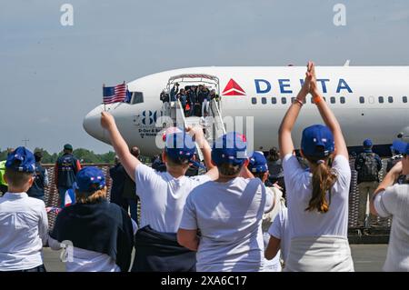 Mitglieder des US-Militärs und der Gemeinde begrüßen am 3. Juni 2024 Veteranen des Zweiten Weltkriegs in Deauville, Frankreich. Die Gruppe der Veteranen kam nach Frankreich, um an den Feierlichkeiten zum 80. Jahrestag des D-Day teilzunehmen. Die Gedenkfeier zum D-Day 80 dient der Ehrung der Opfer, die US-Mitglieder vor 80 Jahren zur Sicherung von Frieden und Sicherheit gebracht haben, und der Inspiration künftiger Generationen, eine kollektive Vision des Weltfriedens zu schätzen. (Foto der US-Armee von 1. Sgt. John Etheridge) Stockfoto