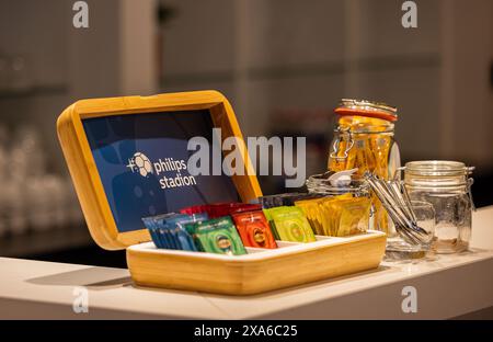 Das Philips stadion Logo in einem Teeset, das Zuhause des PSV Stockfoto