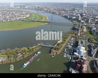 Aus der Vogelperspektive über Düsseldorf, vom Medienhafen aus gesehen. Schiffsverkehr auf dem rhein. Fernsehturm, rheinturm und Brücken. Stockfoto