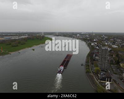 Die Neuenkamp Rheinbrücke in Duisburg und Schiff auf dem Fluss. Stockfoto