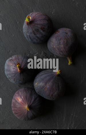 Nahaufnahme von Feigenfrüchten auf dunklem Hintergrund, einfache Stillleben-Fotografie Stockfoto