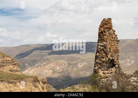 Ein malerischer Blick auf die Festung Tmogvi, eingebettet in die majestätischen Berge Stockfoto