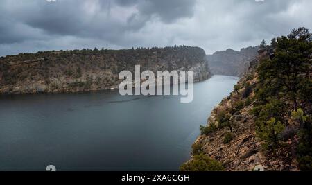 Ein malerischer Blick auf den Fremont Canyon direkt vor Casper, Wyoming an einem bewölkten Tag Stockfoto