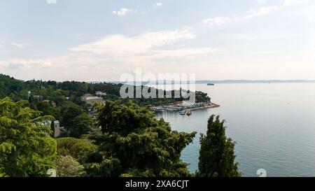 Ein Blick aus der Vogelperspektive auf das Schloss Miramare in Triest, Italien Stockfoto