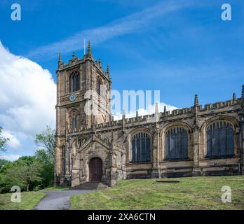Außenansicht einer Kirche in Wales an einem sonnigen Tag Stockfoto