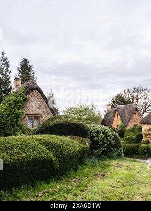 Die strohgedeckten Cottages im typisch englischen Cotswold-Dorf Great TEW Stockfoto