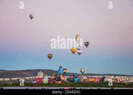 Ein Clu-ster aus bunten Ballonen, die am Himmel aufsteigen Stockfoto