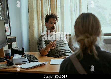 ERSCHEINUNGSDATUM: 31. Mai 2024. TITEL: Ein Teil von dir. STUDIO: Netflix. REGIE: Sigge Eklund. Agnes, eine Teenagerin, die neidisch auf ihre beliebte ältere Schwester Julia ist, steht vor einem Umbruch, wenn die Tragödie zuschlägt. Gezwungen, sich neu zu erfinden, ist sie kurz davor, ihre Träume zu verwirklichen, muss aber die Folgen ihrer Entscheidungen durchgehen, MIT MUSTAFA AL-MASHADANI als Amir, FELICIA TRUEDSSON als Agnes. (Credit Image: © Netflix/Entertainment Pictures/ZUMAPRESS.com) NUR REDAKTIONELLE VERWENDUNG! Nicht für kommerzielle ZWECKE! Stockfoto