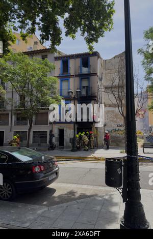 Feuerwehrleute arbeiten an einem Brand in Wohngebäuden im Zentrum von Saragossa, Spanien Stockfoto