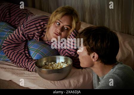 ERSCHEINUNGSDATUM: 31. Mai 2024. TITEL: Ein Teil von dir. STUDIO: Netflix. REGIE: Sigge Eklund. Agnes, eine Teenagerin, die neidisch auf ihre beliebte ältere Schwester Julia ist, steht vor einem Umbruch, wenn die Tragödie zuschlägt. Gezwungen, sich neu zu erfinden, ist sie kurz davor, ihre Träume zu verwirklichen, muss aber die Folgen ihrer Entscheidungen durchgehen, MIT EDVIN RYDING als Noel, FELICIA TRUEDSSON als Agnes. (Credit Image: © Netflix/Entertainment Pictures/ZUMAPRESS.com) NUR REDAKTIONELLE VERWENDUNG! Nicht für kommerzielle ZWECKE! Stockfoto