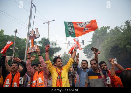 Neu-Delhi, Indien. Juni 2024. Anhänger der Bharatiya Janata Party (BJP), die außerhalb des Hauptquartiers gesehen wurden, um den Sieg der Partei bei den Parlamentswahlen 2024 zu feiern. Die Bharatiya Janata Party ist die Partei, die die meisten Sitze bei den Parlamentswahlen gewann. Quelle: SOPA Images Limited/Alamy Live News Stockfoto