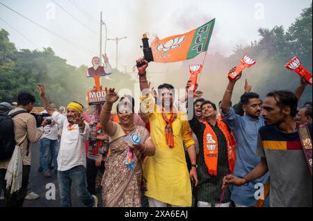 Neu-Delhi, Indien. Juni 2024. Anhänger der Bharatiya Janata Party (BJP), die außerhalb des Hauptquartiers gesehen werden, um den Sieg der Partei bei den Parlamentswahlen zu feiern 2024 die Bharatiya Janata Party ist die politische Partei, die die meisten Sitze bei den Parlamentswahlen gewann. Quelle: SOPA Images Limited/Alamy Live News Stockfoto