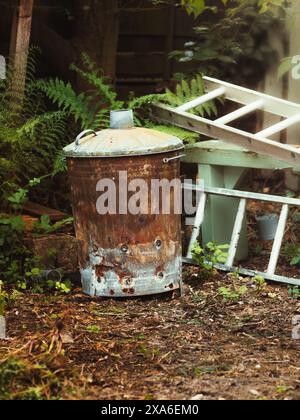 Der Stahlbehälter der Gartenverbrennungsanlage für die Verbrennung von Abfallmaterial Stockfoto