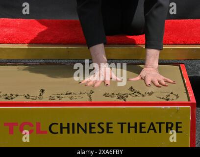 Los Angeles, Usa. Juni 2024. Die US-Sängerin Cyndi Lauper nimmt an einer Hand- und Fußabdruckzeremonie Teil, die sie am Dienstag, den 4. Juni 2024, auf dem Vorplatz des TCL Chinese Theatre (ehemals Grauman's) in der Hollywood-Sektion von Los Angeles verewigt. Foto: Jim Ruymen/UPI Credit: UPI/Alamy Live News Stockfoto