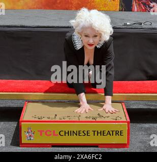 Los Angeles, Usa. Juni 2024. Die US-Sängerin Cyndi Lauper nimmt an einer Hand- und Fußabdruckzeremonie Teil, die sie am Dienstag, den 4. Juni 2024, auf dem Vorplatz des TCL Chinese Theatre (ehemals Grauman's) in der Hollywood-Sektion von Los Angeles verewigt. Foto: Jim Ruymen/UPI Credit: UPI/Alamy Live News Stockfoto