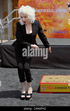 Los Angeles, Usa. Juni 2024. Die US-Sängerin Cyndi Lauper nimmt an einer Hand- und Fußabdruckzeremonie Teil, die sie am Dienstag, den 4. Juni 2024, auf dem Vorplatz des TCL Chinese Theatre (ehemals Grauman's) in der Hollywood-Sektion von Los Angeles verewigt. Foto: Jim Ruymen/UPI Credit: UPI/Alamy Live News Stockfoto