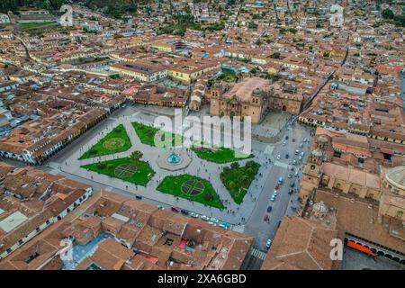 Blick aus der Vogelperspektive auf die Altstadt von Cusco, Peru mit der Plaza de Armas und der Kathedrale von Cusco Stockfoto