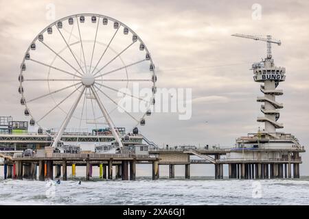Ein malerischer Blick auf den Pier Scheveningen, das Riesenrad und Piertoren in den Niederlanden Stockfoto