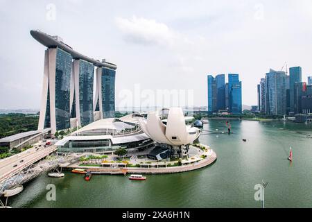 Blick aus der Vogelperspektive auf das Marina Bay Sands Hotel und das ArtScience Museum in Singapur Stockfoto