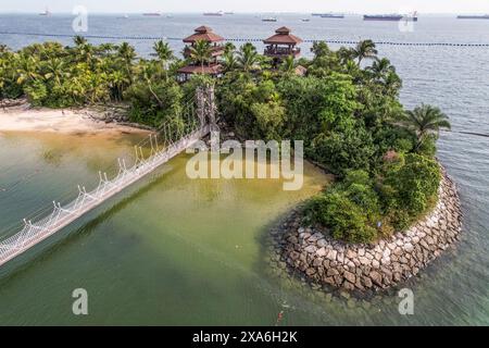 Luftaufnahme einer Insel und einer Hängebrücke auf dem künstlichen Sentosa-Archipel in Singapur Stockfoto