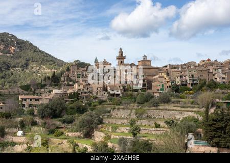 Die malerische Stadt Valldemossa in Palma de Mallorca unter einem bewölkten blauen Himmel Stockfoto