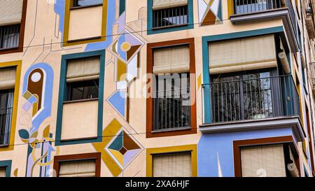 Die lustigen Abziehbilder auf Wohnblöcken in Barcelona, Spanien. Stockfoto