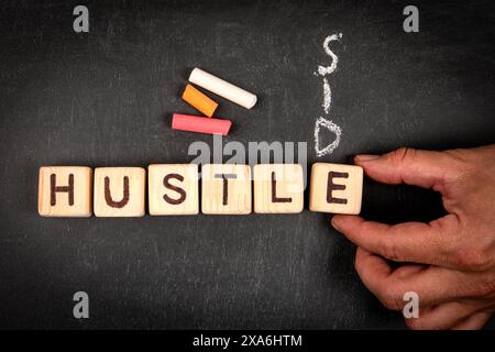 SEITLICHE HEKTIK. Kreuzworträtsel aus Holzblock und Kreideflächen auf einem Tafel-Hintergrund. Stockfoto