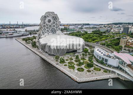 Blick aus der Vogelperspektive auf das Kaohsiung Music Centre am Love River Stockfoto