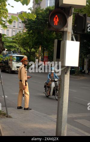 Starker Verkehr von Motorrollern und Motorrädern auf den Straßen von Hanoi, Vietnam. Stockfoto