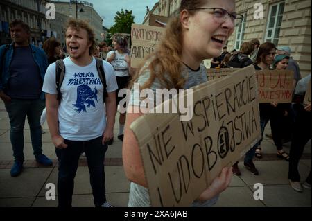 Warschau, Mazowiecka, Polen. Juni 2024. Die Demonstranten rufen während einer Kundgebung zur Unterstützung des Gazastreifens Slogans. Während der Demonstration zur Unterstützung des Gazastreifens an der Universität Warschau halten die Menschen Gesten. Mehrere Dutzend Studenten nahmen an einem Protest Teil, in dem die Warschauer Universität aufgefordert wurde, die Zusammenarbeit mit den israelischen Partnerinstitutionen im Hinblick auf die von ihnen als Völkermord gegen das palästinensische Volk bezeichneten Aktionen zu veräußern und zu beenden. (Kreditbild: © Jaap Arriens/ZUMA Press Wire) NUR REDAKTIONELLE VERWENDUNG! Nicht für kommerzielle ZWECKE! Stockfoto