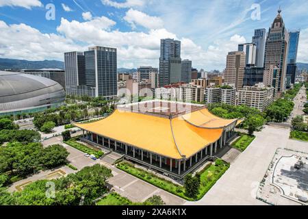 Blick aus der Vogelperspektive auf die National Dr. Sun Yat-Sen Memorial Hall in Taipei und die Skyline der Stadt dahinter mit dem Farglory Financial Center Stockfoto