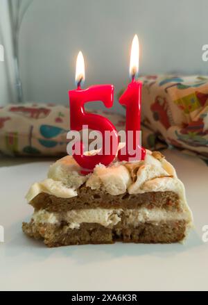 Kuchen mit Geburtstagskerzen. 51 Jahre Stockfoto